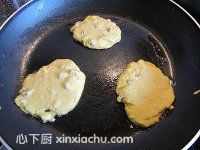 玉米面小煎餅的家常做法第8步圖片步驟 m.xalove.com.cn