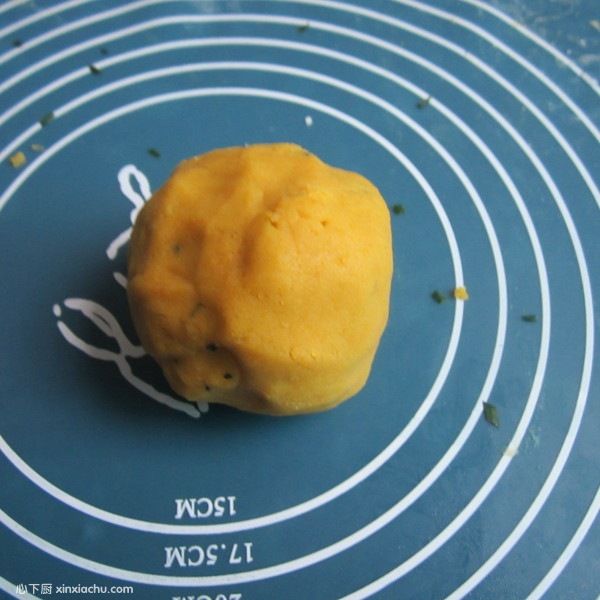 玉米面豆沙餡餅的家常做法第2步圖片步驟 m.xalove.com.cn
