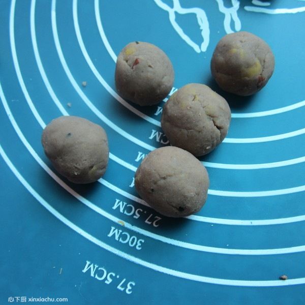 玉米面豆沙餡餅的家常做法第3步圖片步驟 m.xalove.com.cn