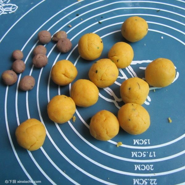 玉米面豆沙餡餅的家常做法第4步圖片步驟 m.xalove.com.cn