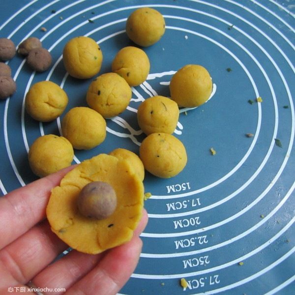 玉米面豆沙餡餅的家常做法第5步圖片步驟 m.xalove.com.cn