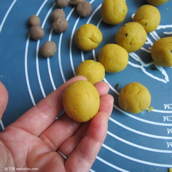 玉米面豆沙餡餅的家常做法第6步圖片步驟 m.xalove.com.cn