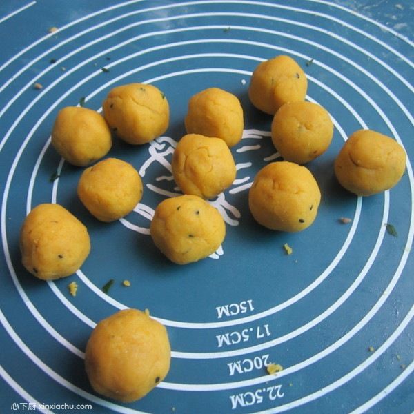 玉米面豆沙餡餅的家常做法第7步圖片步驟 m.xalove.com.cn