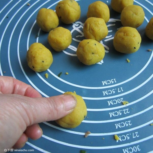 玉米面豆沙餡餅的家常做法第8步圖片步驟 m.xalove.com.cn