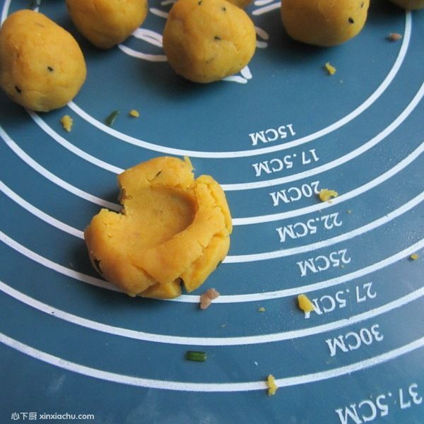 玉米面豆沙餡餅的家常做法第9步圖片步驟 m.xalove.com.cn