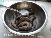 糖醋大蝦的家常做法第2步圖片步驟 m.xalove.com.cn