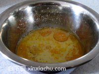 戚風(fēng)蛋糕卷的家常做法第2步圖片步驟 m.xalove.com.cn