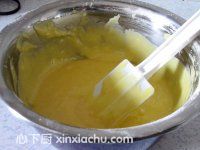 戚風(fēng)蛋糕卷的家常做法第4步圖片步驟 m.xalove.com.cn