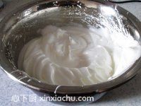 戚風(fēng)蛋糕卷的家常做法第5步圖片步驟 m.xalove.com.cn