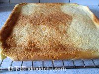 戚風(fēng)蛋糕卷的家常做法第10步圖片步驟 m.xalove.com.cn