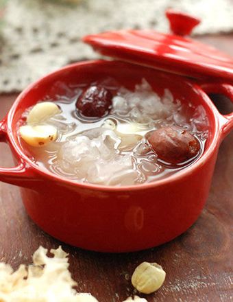 潤(rùn)肺銀耳羹的做法