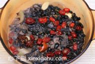 黑豆紅棗煲烏雞的家常做法第4步圖片步驟 m.xalove.com.cn