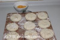 豆沙餡發(fā)面餅的家常做法第8步圖片步驟 m.xalove.com.cn