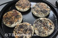 豆沙餡發(fā)面餅的家常做法第11步圖片步驟 m.xalove.com.cn