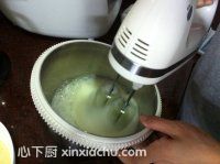 電飯煲版奶香蛋糕的家常做法第4步圖片步驟 m.xalove.com.cn