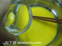 藍(lán)莓蛋糕卷的家常做法第3步圖片步驟 m.xalove.com.cn