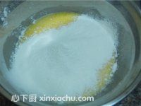 藍(lán)莓蛋糕卷的家常做法第4步圖片步驟 m.xalove.com.cn