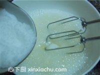 藍(lán)莓蛋糕卷的家常做法第6步圖片步驟 m.xalove.com.cn