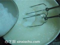 藍(lán)莓蛋糕卷的家常做法第7步圖片步驟 m.xalove.com.cn