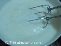 藍(lán)莓蛋糕卷的家常做法第8步圖片步驟 m.xalove.com.cn