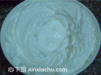 藍(lán)莓蛋糕卷的家常做法第9步圖片步驟 m.xalove.com.cn