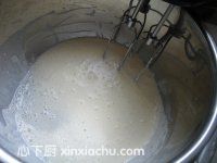 草莓醬冰淇淋的家常做法第3步圖片步驟 m.xalove.com.cn