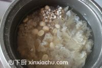 薏米蓮子銀耳羹的家常做法第5步圖片步驟 m.xalove.com.cn