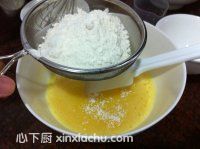 烤箱版戚風蛋糕的家常做法第4步圖片步驟 m.xalove.com.cn