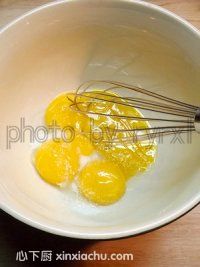 木瓜戚風(fēng)蛋糕卷的家常做法第1步圖片步驟 m.xalove.com.cn