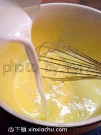 木瓜戚風(fēng)蛋糕卷的家常做法第3步圖片步驟 m.xalove.com.cn