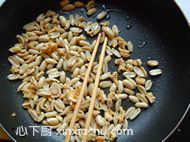 花生玫瑰露的家常做法第4步圖片步驟 m.xalove.com.cn