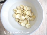 紅棗蓮子銀耳羹的家常做法第3步圖片步驟 m.xalove.com.cn