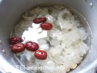 紅棗蓮子銀耳羹的家常做法第6步圖片步驟 m.xalove.com.cn