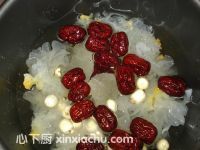 紅棗蓮子銀耳羹的家常做法第5步圖片步驟 m.xalove.com.cn