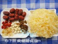 紅棗蓮子銀耳湯的家常做法第1步圖片步驟 m.xalove.com.cn