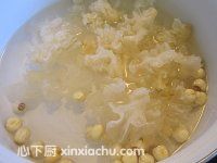 蓮子百合雪耳煲木瓜糖水的家常做法第6步圖片步驟 m.xalove.com.cn