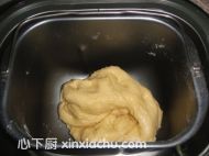 面包機版蜂蜜面包的家常做法第3步圖片步驟 m.xalove.com.cn