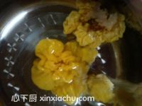 桃膠皂角米燉金耳的家常做法第3步圖片步驟 m.xalove.com.cn