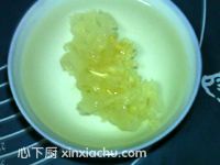 銀耳蓮子羹的家常做法第3步圖片步驟 m.xalove.com.cn