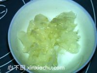 銀耳蓮子羹的家常做法第4步圖片步驟 m.xalove.com.cn