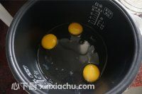 蜂蜜小發(fā)糕的家常做法第2步圖片步驟 m.xalove.com.cn