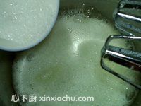 戚風(fēng)蛋糕的家常做法第9步圖片步驟 m.xalove.com.cn