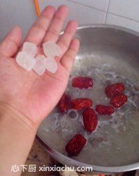 銀耳燉鵪鶉蛋的家常做法第4步圖片步驟 m.xalove.com.cn