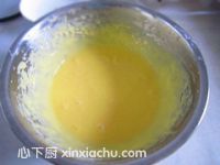橙汁戚風(fēng)蛋糕的家常做法第4步圖片步驟 m.xalove.com.cn