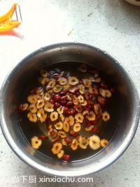 紅棗小米粥的家常做法第2步圖片步驟 m.xalove.com.cn