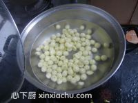 蓮子百合雪耳糖水的家常做法第4步圖片步驟 m.xalove.com.cn