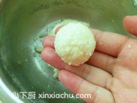蛋白椰蓉球的家常做法第5步圖片步驟 m.xalove.com.cn