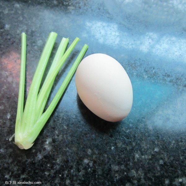 雞蛋芹菜末煎餅的家常做法第1步圖片步驟 m.xalove.com.cn