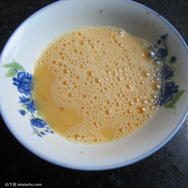 雞蛋芹菜末煎餅的家常做法第2步圖片步驟 m.xalove.com.cn