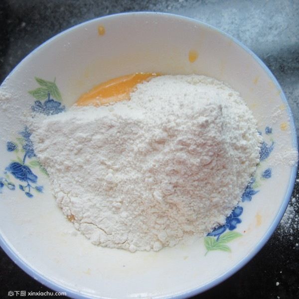 雞蛋芹菜末煎餅的家常做法第4步圖片步驟 m.xalove.com.cn